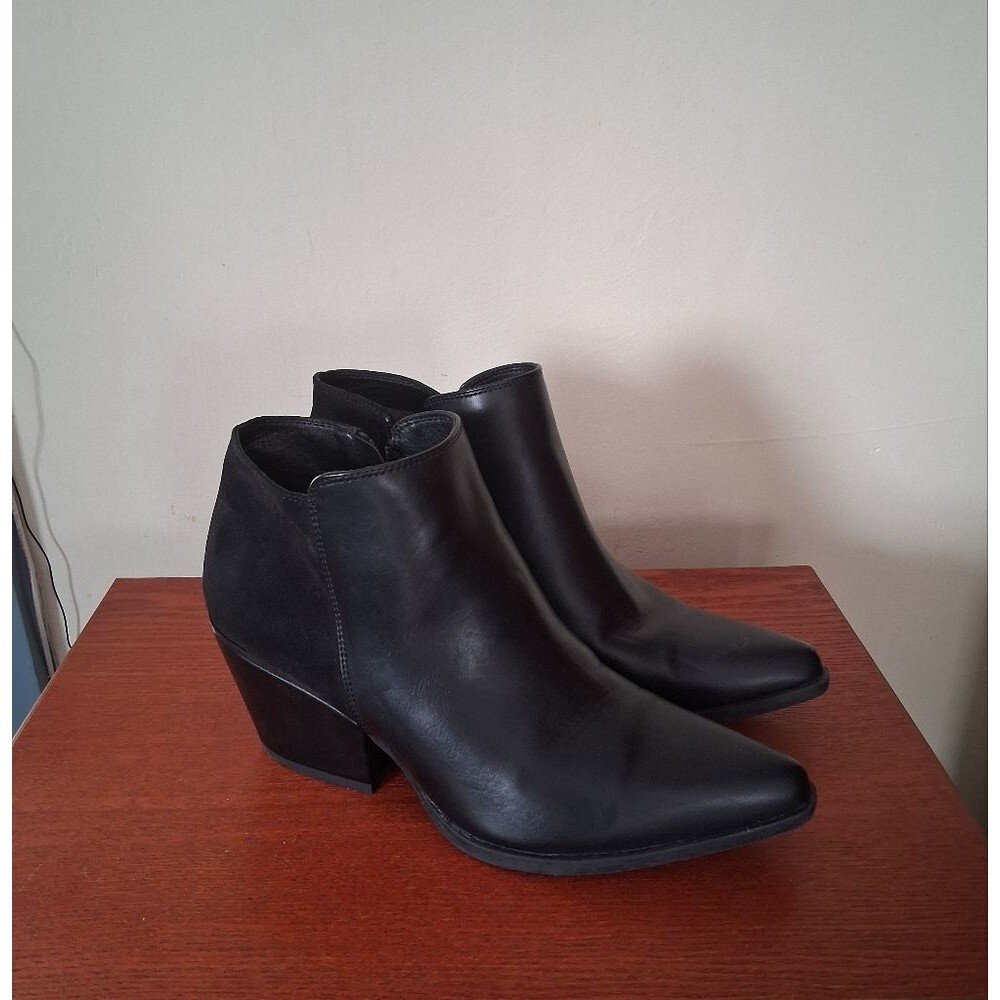Centro Point black Faux Leather/suede side zip pointy toe ankle boots Size 8